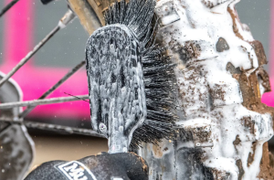 MucOff Tyre & Cassette Brush black